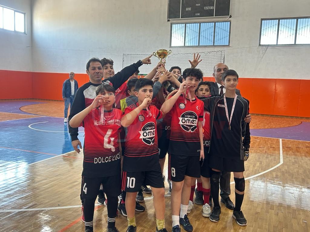 Futsal şampiyon Mehmet Zumra Kuş Ortaokulu (6)