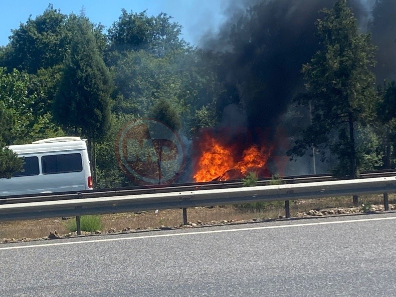 Yanan Otomobilden Geriye Demir Yigini Kaldi (2)