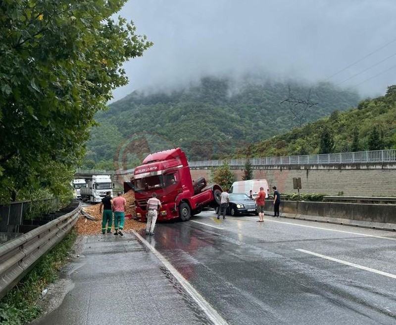 Talas Yuklu Tir Devrildi5