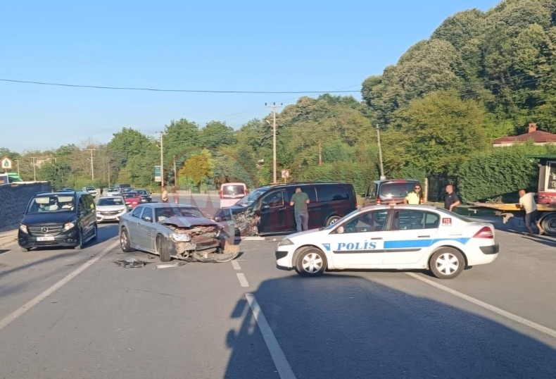 Minibus Ile Otomobil Kafa Kafaya Carpisti