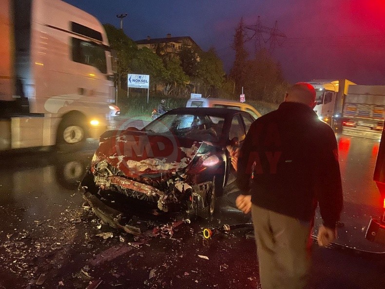 Otomobil Ile Servis Midibusu Carpisti (2)