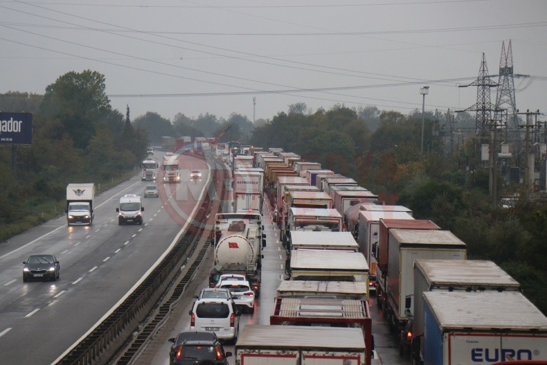 Otoyolda Makaslayan Tira Yolcu Otobusu Carpti (1)