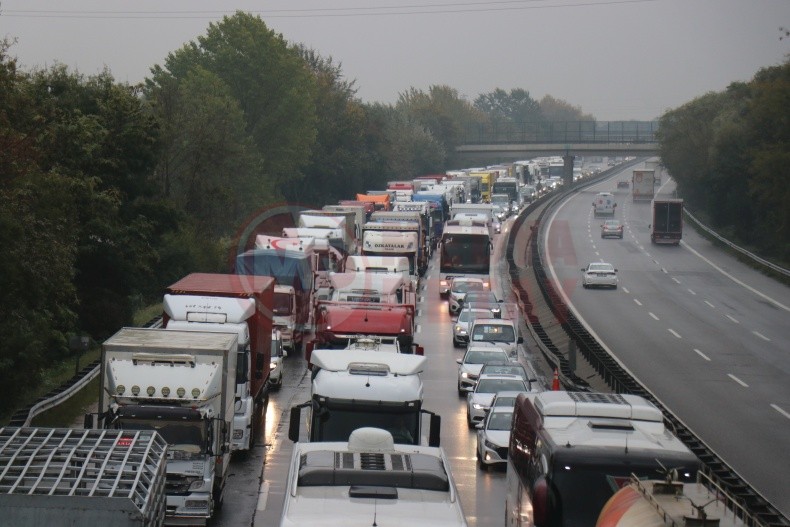 Otoyolda Makaslayan Tira Yolcu Otobusu Carpti (2)