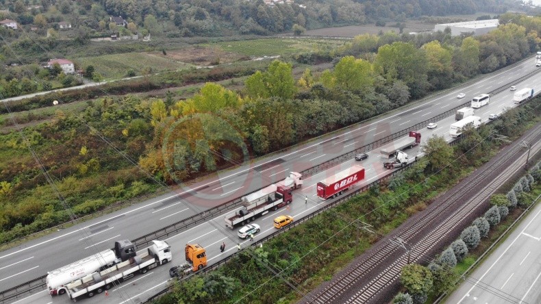 Otoyolda Makaslayan Tira Yolcu Otobusu Carpti (3)