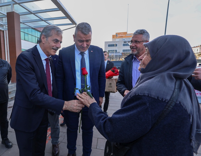 Baskan Alemdar Agiz Ve Dis Sagligi Hastanesinde Gul Dagitti (3)