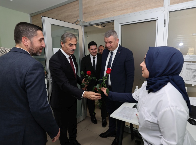 Baskan Alemdar Agiz Ve Dis Sagligi Hastanesinde Gul Dagitti (4)