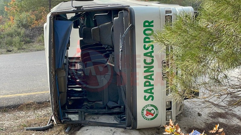 Ogrencileri Tasiyan Midibus Devrildi3