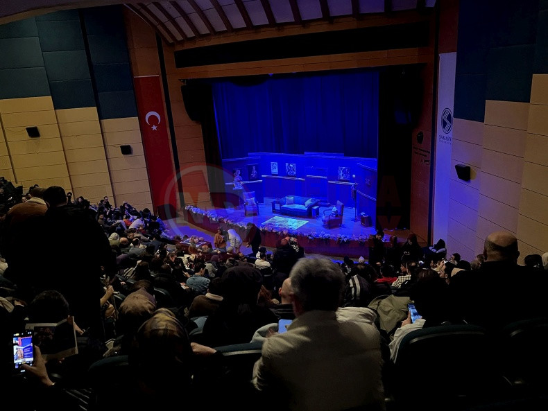 1001 Sanat Sahnesi Izleyenleri Kahkahaya Bogdu (2)