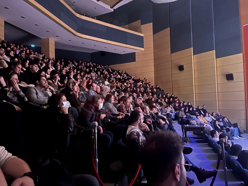 1001 Sanat Sahnesi Izleyenleri Kahkahaya Bogdu (3)