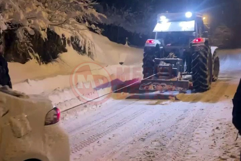 Akyazi Belediyesi Kar Mucadelesinde Sinifta Kaldi (3)