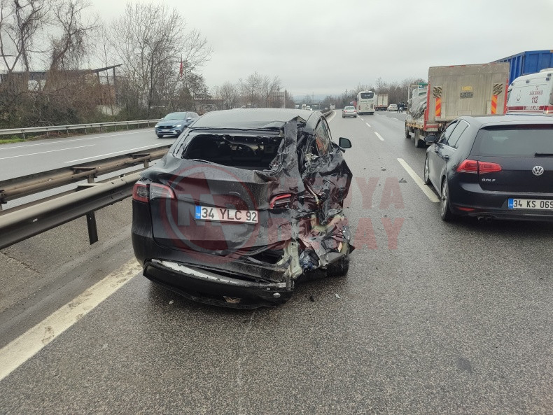 Otomobile Carpan Kamyon Devrildi (1)