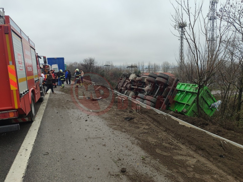 Otomobile Carpan Kamyon Devrildi (2)