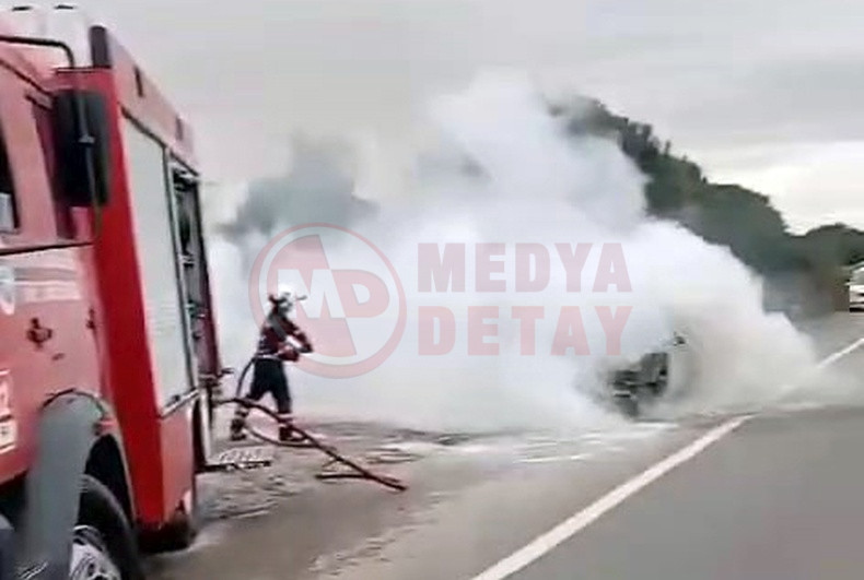 Seyir Halindeki Otomobil Alev Aldi (1)