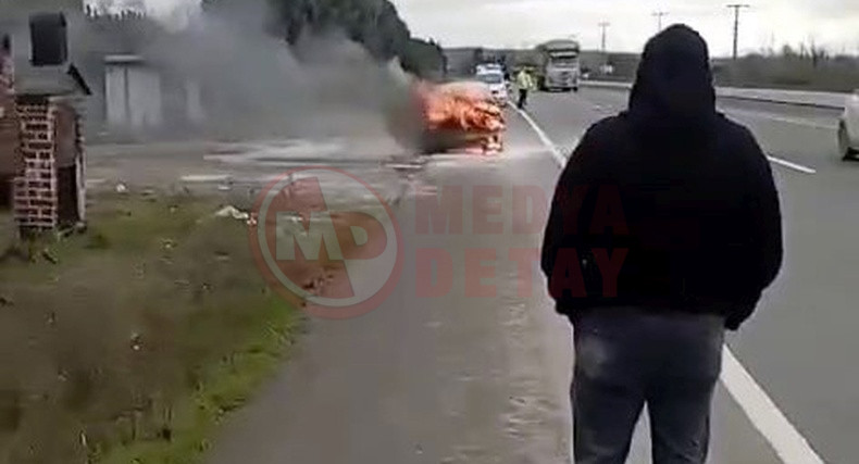 Seyir Halindeki Otomobil Alev Aldi (2)