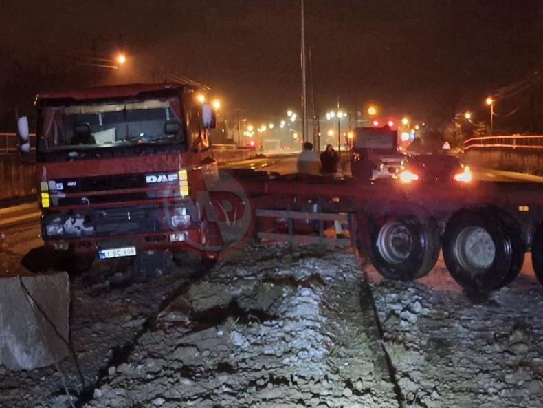 Tir Makasladi Surucu Yaralandı (1)