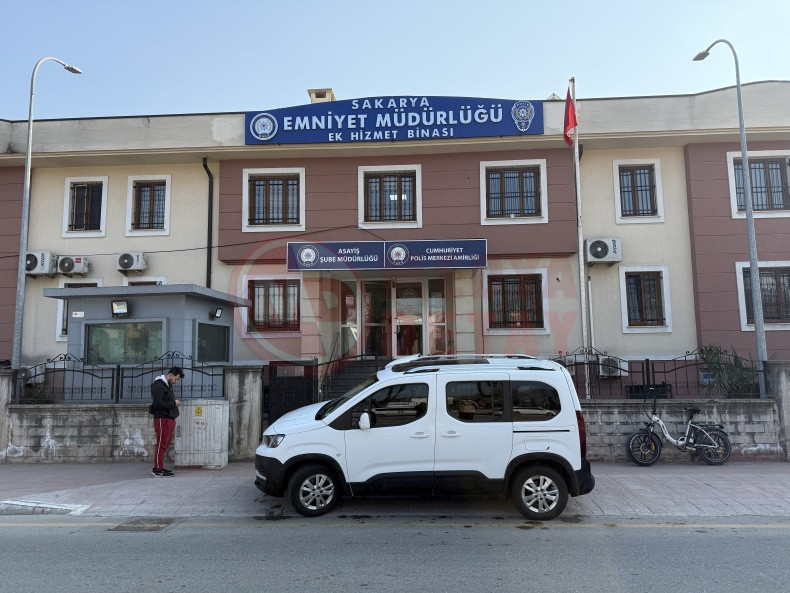 Okul Mudurunun Bogazini Kesmisti (2)