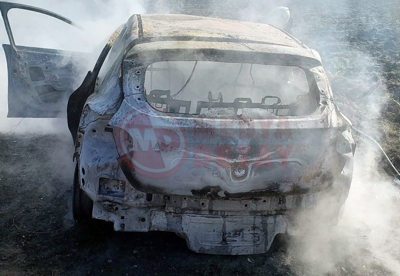 Tarlaya Cektigi Otomobilde Kendini Yakmak Istedi (2)