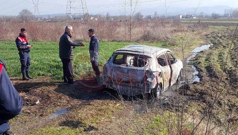Tarlaya Cektigi Otomobilde Kendini Yakmak Istedi (3)
