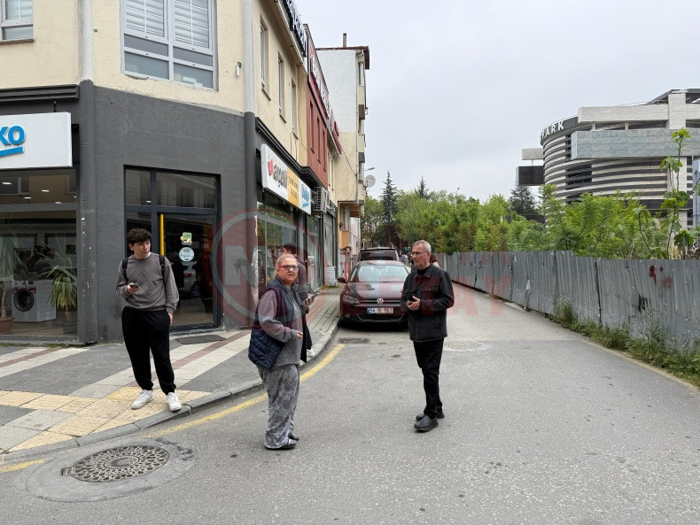Deprem Sonrasi Sakarya Vatandaslar Sokaga Dokuldu (1)