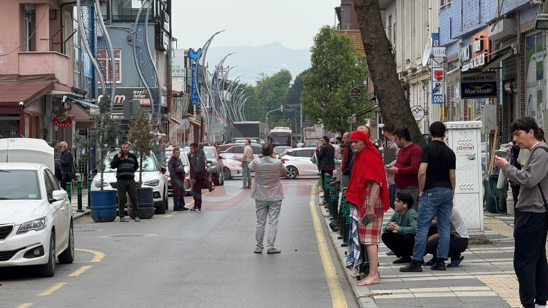 Deprem Sonrasi Sakarya Vatandaslar Sokaga Dokuldu (3)