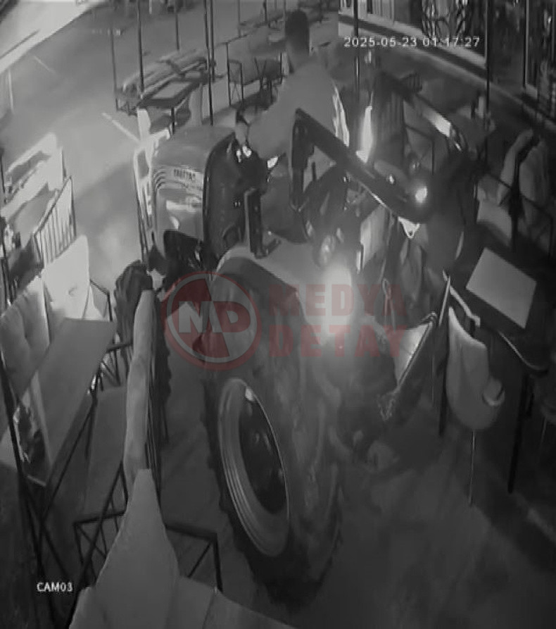 Alkollu Surucu Traktorle Kafeye Daldi (1)
