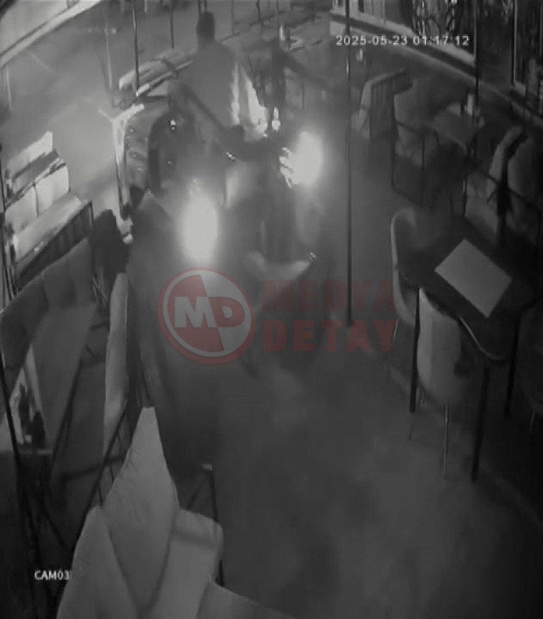 Alkollu Surucu Traktorle Kafeye Daldi (2)