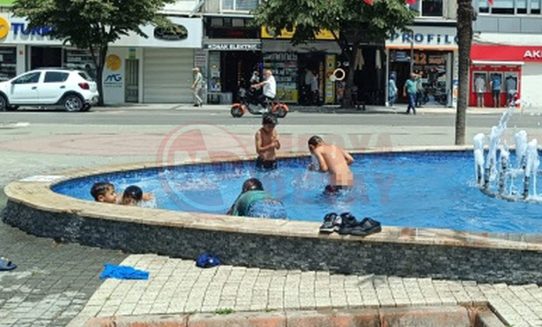 Sicagi Goren Cocuklar Sus Havuzuna Girdi (1)