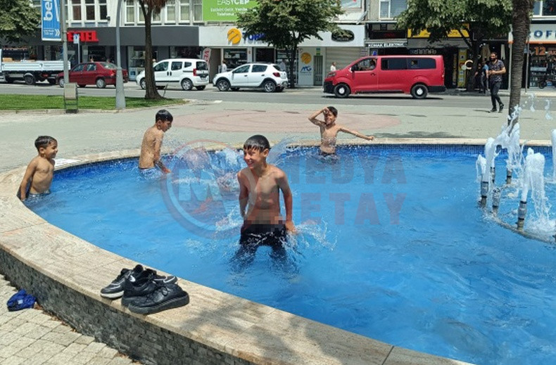 Sicagi Goren Cocuklar Sus Havuzuna Girdi (2)