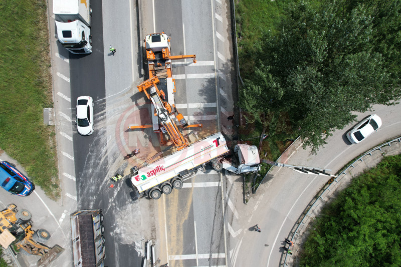 Tavuk Yemi Yuklu Tir Devrildi3