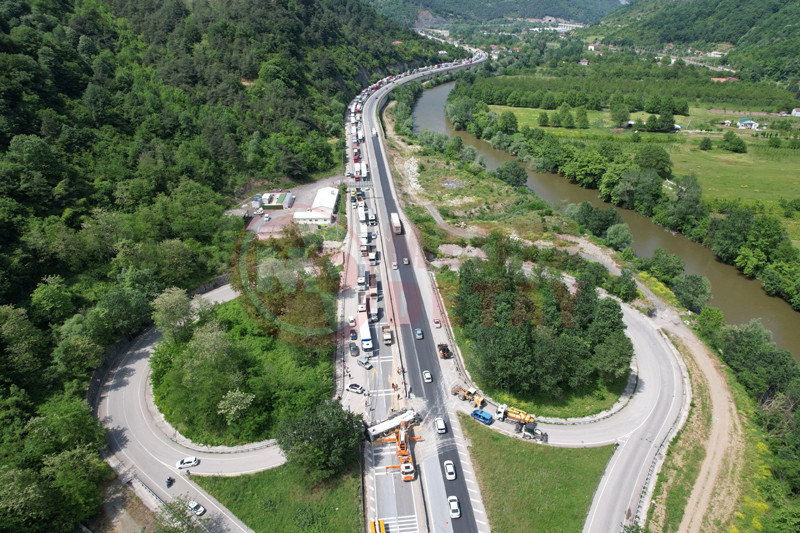 Tavuk Yemi Yuklu Tir Devrildi4