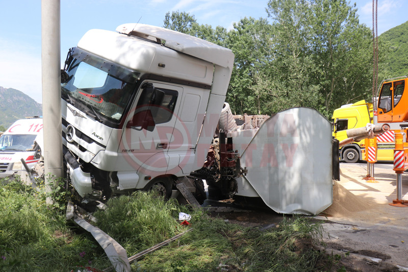 Tavuk Yemi Yuklu Tir Devrildi5