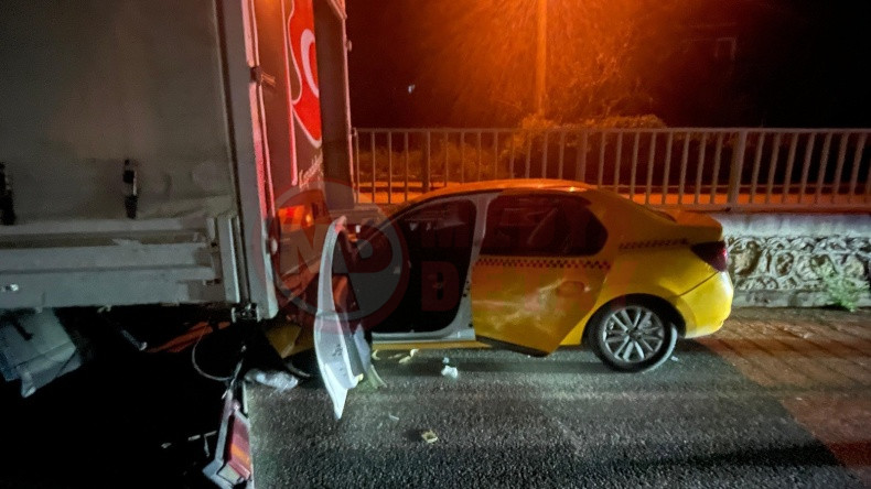 Ticari Taksi Kamyonete Ok Gibi Saplandi 1 Olu3