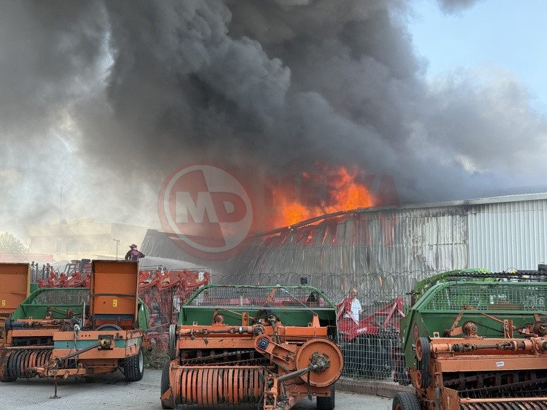 Traktor Fabrika Deposunda Yangin (1)