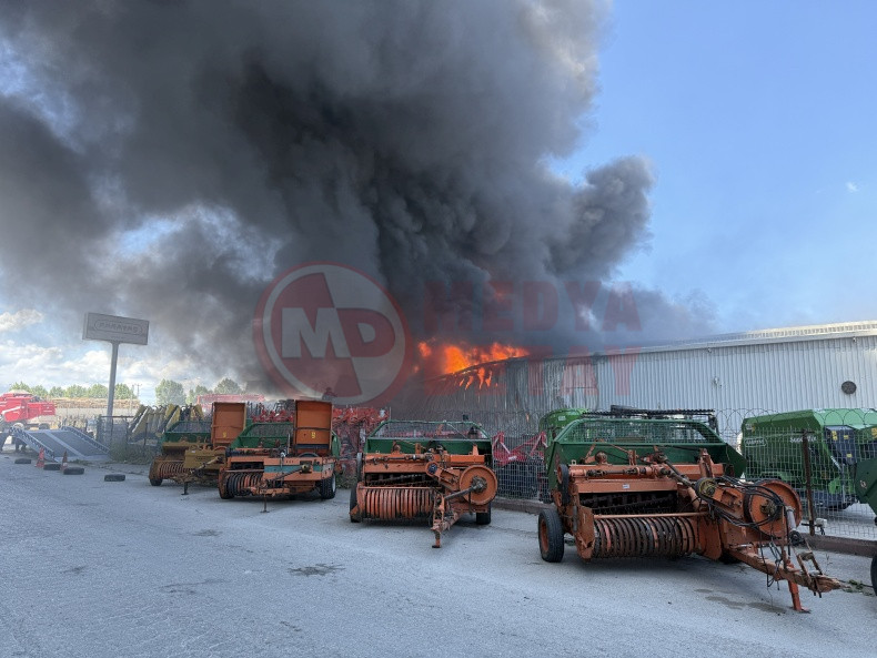 Traktor Fabrika Deposunda Yangin (2)