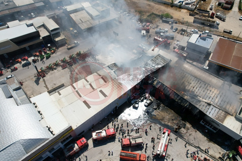 Traktor Fabrika Deposunda Yangin (3)-1