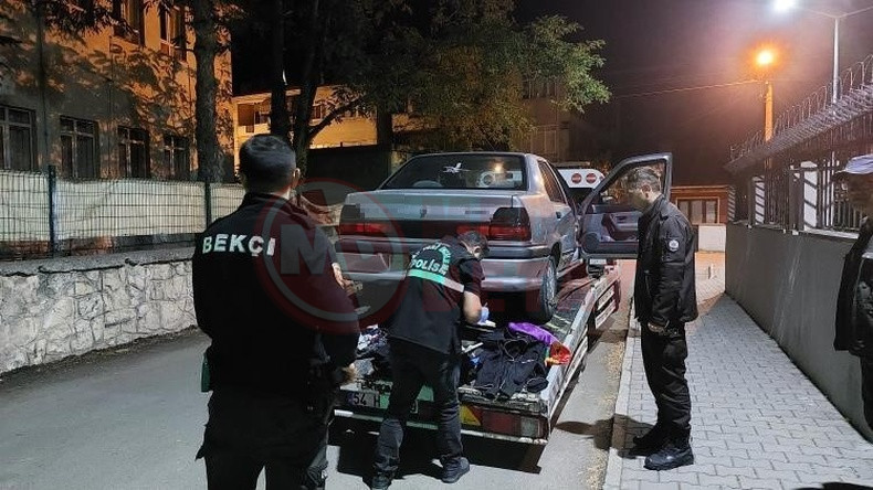 Caldigi Otomobille Yakalandi Palyaco Kiyafeti Cikti (2)