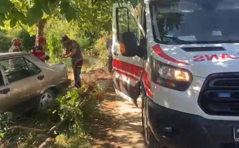 Kontrolden Cikan Otomobil Agaca Carpti (1)