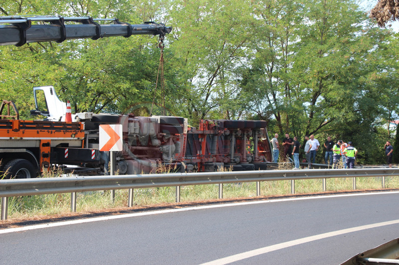 Otoyolda Tir Devrildi7
