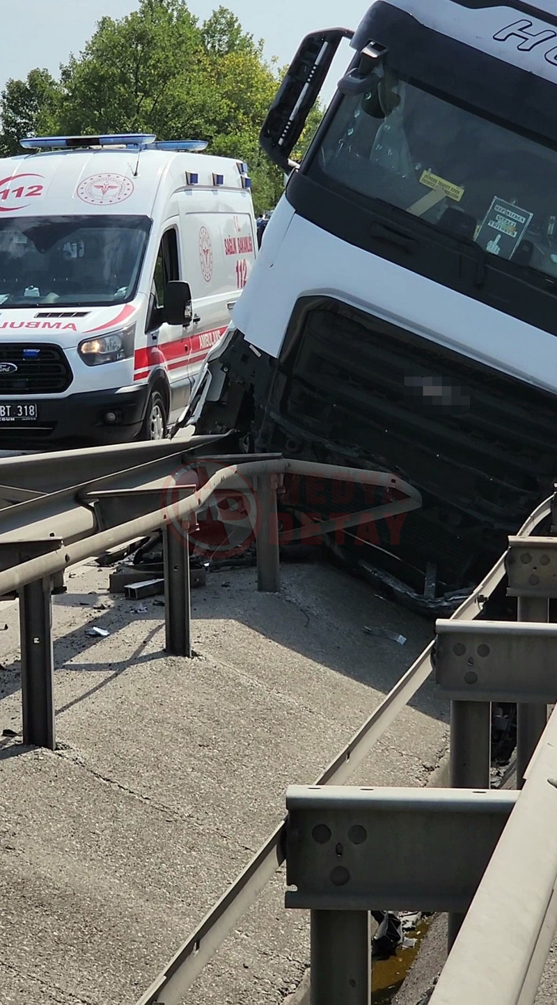 Otoyolda Tir Kazasi7