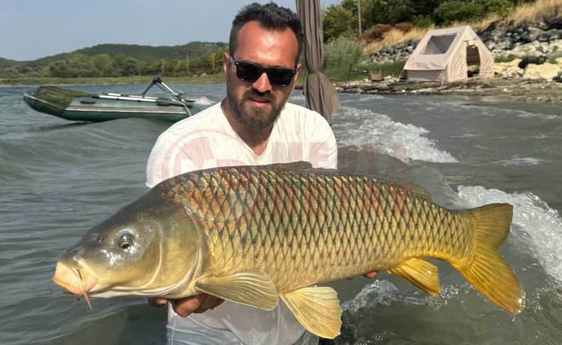 Yakaladigi Sazanlari Geri Saldi (2)