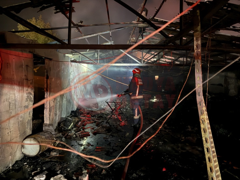 Yanan Fabrikadan Geriye Demir Yigini Kaldi (2)