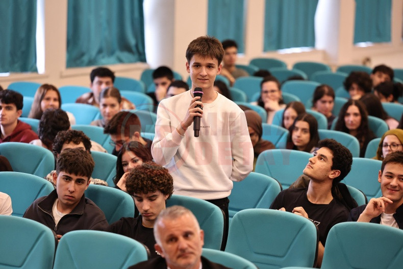 Baskan Osman Celik Ogrencilerle Bulustu (3)