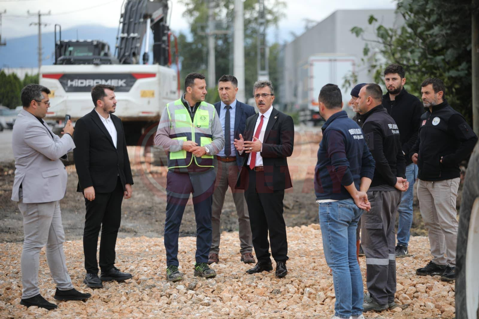 Erenler De Çalişmalar Hiz Kesmi̇yor Yil Sonuna Kadar 30 Bi̇n Ton Asfalt Atilacak (7)