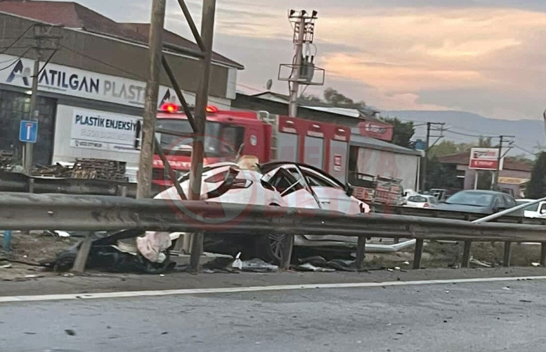 Kazada Otomobil Paramparca Oldu (1)