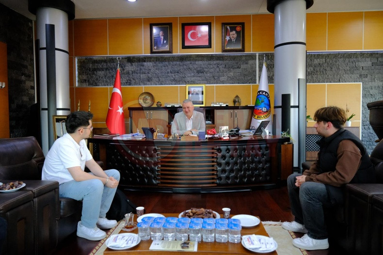 Altinlari Zabitaya Teslim Ettiler (1)