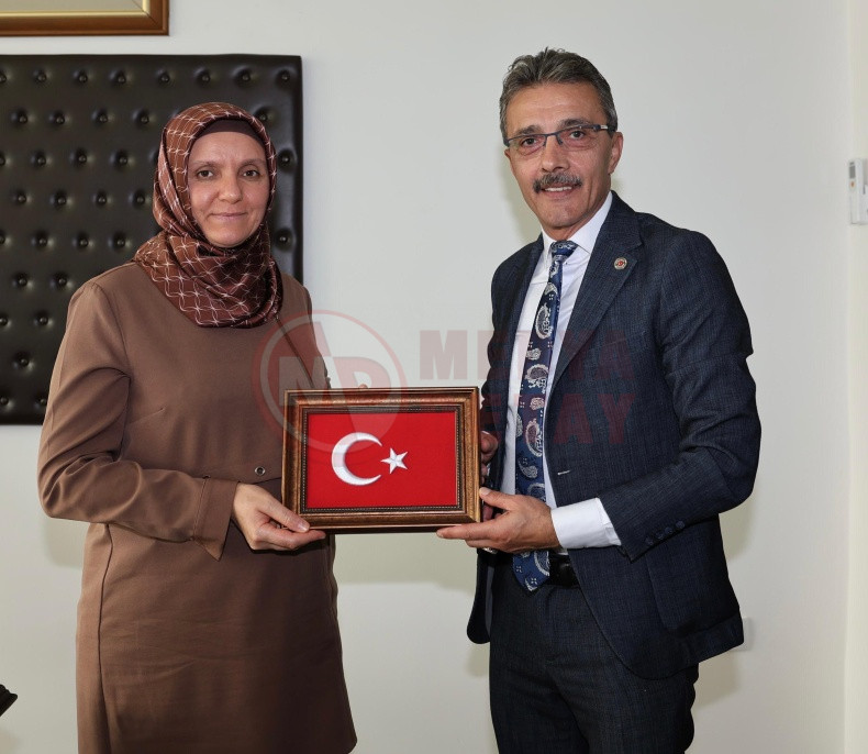 Baskan Senol Dinc Il Halk Kutuphanesi Ziyareti (1)