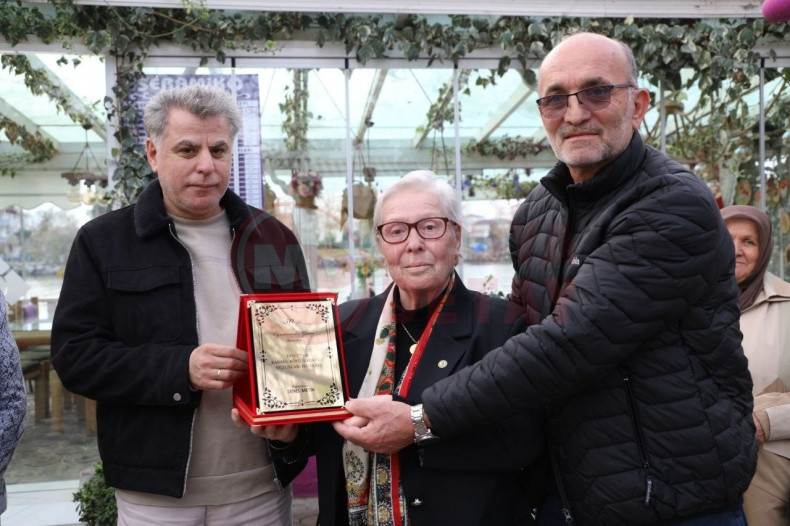 Emekli Ogretmen Ogrencileriyle Bulustu (1)