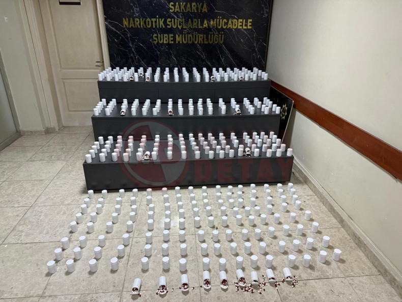 Polisten Kacmislardi Aracdan Sentetik Ecza Ilaci Cikti (6)