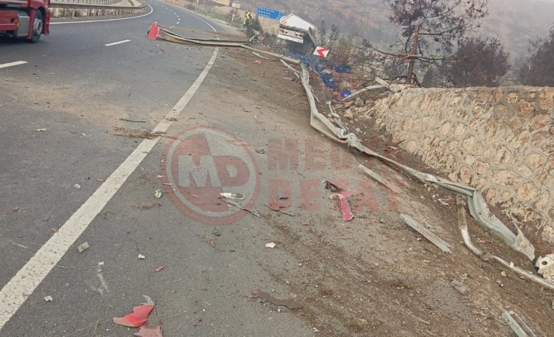 Sebze Yuklu Tir Sarampole Devrildi (2)