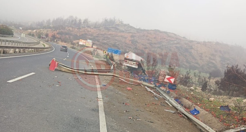 Sebze Yuklu Tir Sarampole Devrildi (3)